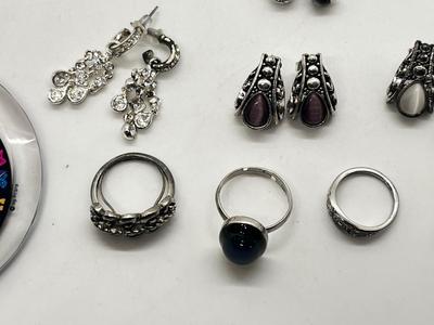 LOT 121J: Collections of Earrings, Rings and More