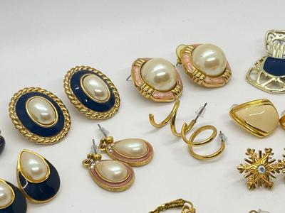 LOT 123J: Collection of Rings and Earrings