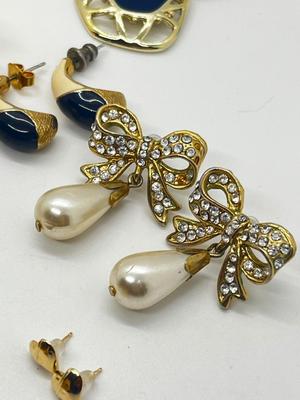 LOT 123J: Collection of Rings and Earrings