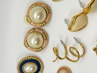 LOT 123J: Collection of Rings and Earrings