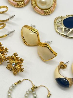 LOT 123J: Collection of Rings and Earrings