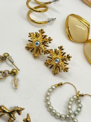 LOT 123J: Collection of Rings and Earrings