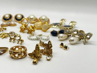 LOT 123J: Collection of Rings and Earrings