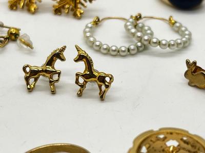 LOT 123J: Collection of Rings and Earrings