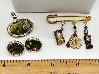 LOT 129J: Jewelry Collection - Necklaces, Pin, Pendant and Earrings