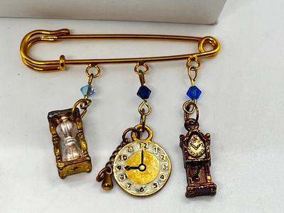 LOT 129J: Jewelry Collection - Necklaces, Pin, Pendant and Earrings