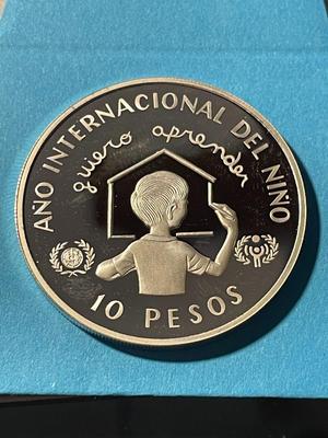 1982 DOMINICAN REPUBLIC Year of the Child Proof Silver 10 Pesos Coin. FREE DOMESTIC SHIPPING.