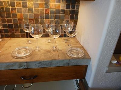 6 CRYSTAL WINE GLASSE AND 2 GLASS CANDLE HOLDERS