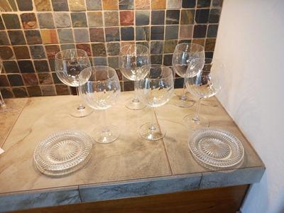 6 CRYSTAL WINE GLASSE AND 2 GLASS CANDLE HOLDERS