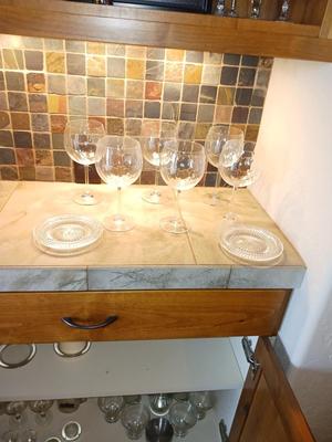 6 CRYSTAL WINE GLASSE AND 2 GLASS CANDLE HOLDERS