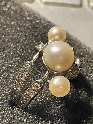 Preowned Silver-tone Sterling Silver .925 Cocktail Faux Pearl Ring Size-7 in Good Condition as Pictured. FREE DOMESTIC SHIPPING.