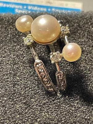 Preowned Silver-tone Sterling Silver .925 Cocktail Faux Pearl Ring Size-7 in Good Condition as Pictured. FREE DOMESTIC SHIPPING.