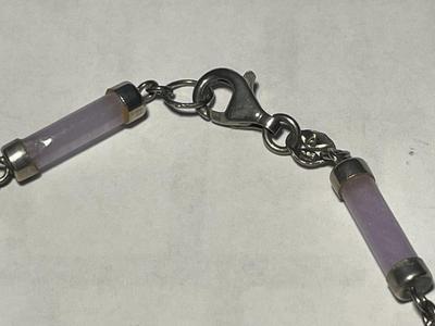 Vintage Preowned Sterling Silver Lavender Jade Tub Necklace 17" Long in Good Preowned Condition. FREE DOMESTIC SHIPPING.