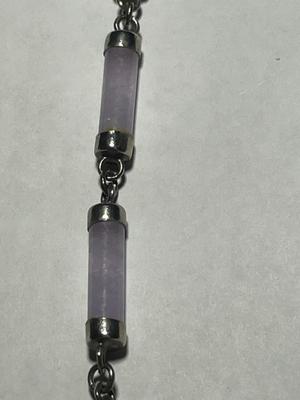 Vintage Preowned Sterling Silver Lavender Jade Tub Necklace 17" Long in Good Preowned Condition. FREE DOMESTIC SHIPPING.