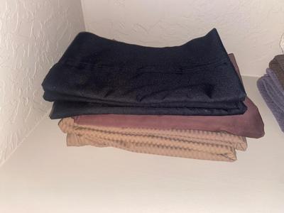 NICE IRON WITH RETRACTABLE CORD, HEATING PAD, & PILLOW CASES