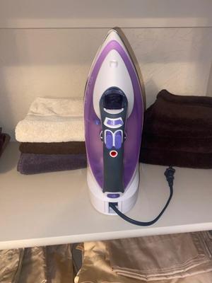 NICE IRON WITH RETRACTABLE CORD, HEATING PAD, & PILLOW CASES
