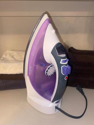 NICE IRON WITH RETRACTABLE CORD, HEATING PAD, & PILLOW CASES