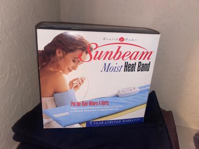 NICE IRON WITH RETRACTABLE CORD, HEATING PAD, & PILLOW CASES