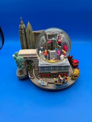 Macy's Thanksgiving Day Parade Snow Globe