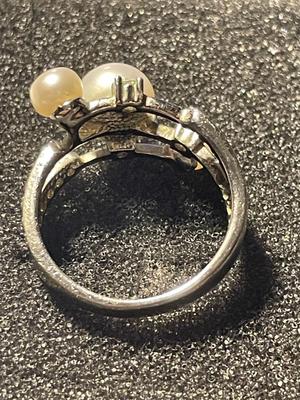 Preowned Silver-tone Sterling Silver .925 Cocktail Faux Pearl Ring Size-7 in Good Condition as Pictured. FREE DOMESTIC SHIPPING.