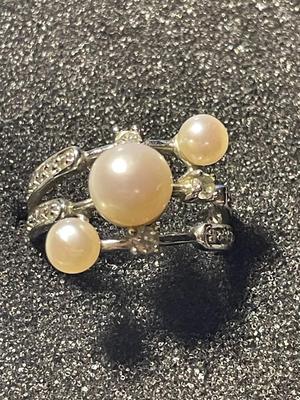 Preowned Silver-tone Sterling Silver .925 Cocktail Faux Pearl Ring Size-7 in Good Condition as Pictured. FREE DOMESTIC SHIPPING.