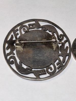 VINTAGE LARGE MEXICAN AZTEC STERLING SILVER PIN/BROOCH IN GOOD PREOWNED CONDITION AS PICTURED.