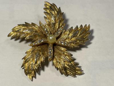 Vintage Fashion Pearl & Rhinestone Flower/Starburst Pin/Brooch 2.25" Diameter in Good Preowned Condition.