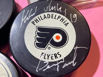 (7) PHILADELPHIA FLYERS NHL HOCKEY PUCKS 6 OF 7 PUCKS ARE PLAYER SIGNED AS PICTURED.