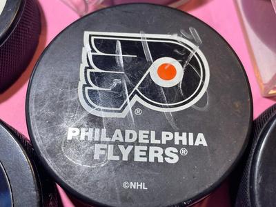 (7) PHILADELPHIA FLYERS NHL HOCKEY PUCKS 6 OF 7 PUCKS ARE PLAYER SIGNED AS PICTURED.