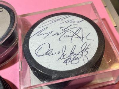 (7) PHILADELPHIA FLYERS NHL HOCKEY PUCKS 6 OF 7 PUCKS ARE PLAYER SIGNED AS PICTURED.