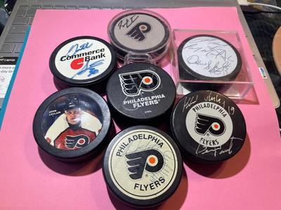 (7) PHILADELPHIA FLYERS NHL HOCKEY PUCKS 6 OF 7 PUCKS ARE PLAYER SIGNED AS PICTURED.