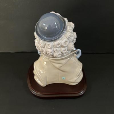 LOT 100: Lladro " Fine Melody" Porcelain Figurine