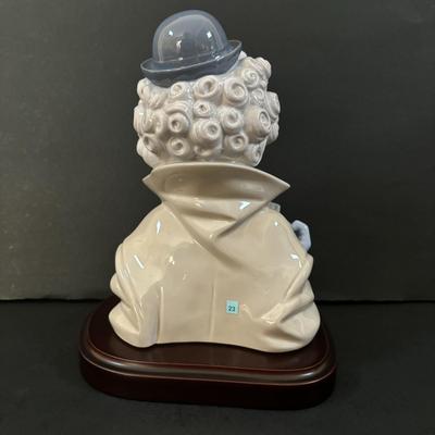 LOT 100: Lladro " Fine Melody" Porcelain Figurine
