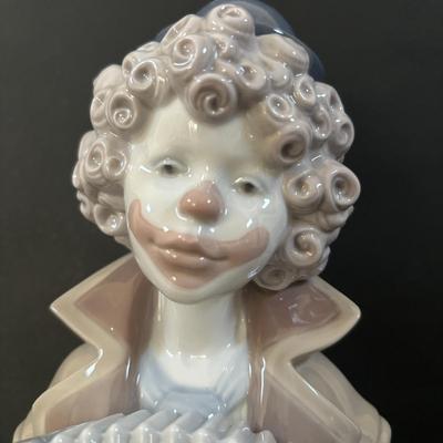 LOT 100: Lladro " Fine Melody" Porcelain Figurine