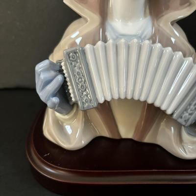 LOT 100: Lladro " Fine Melody" Porcelain Figurine