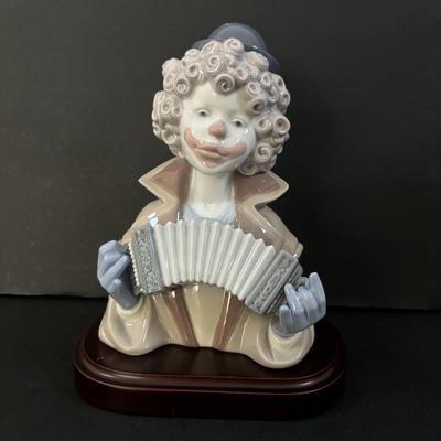 LOT 100: Lladro " Fine Melody" Porcelain Figurine