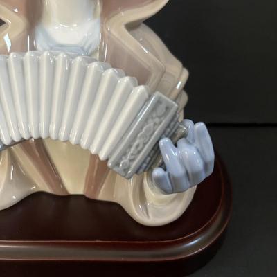 LOT 100: Lladro " Fine Melody" Porcelain Figurine