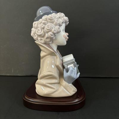 LOT 100: Lladro " Fine Melody" Porcelain Figurine