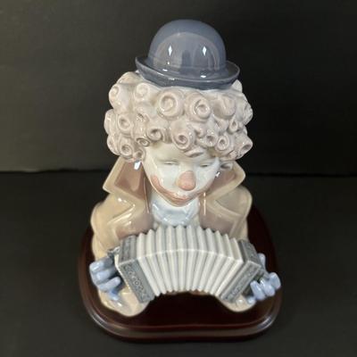 LOT 100: Lladro " Fine Melody" Porcelain Figurine