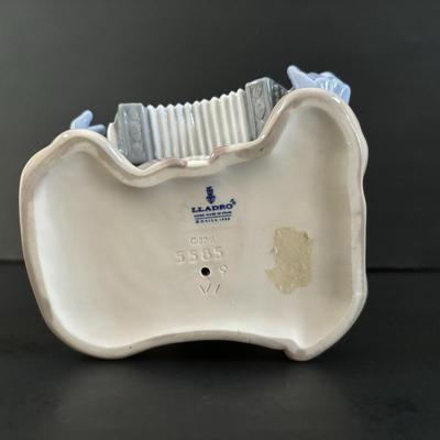 LOT 100: Lladro " Fine Melody" Porcelain Figurine