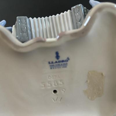 LOT 100: Lladro " Fine Melody" Porcelain Figurine