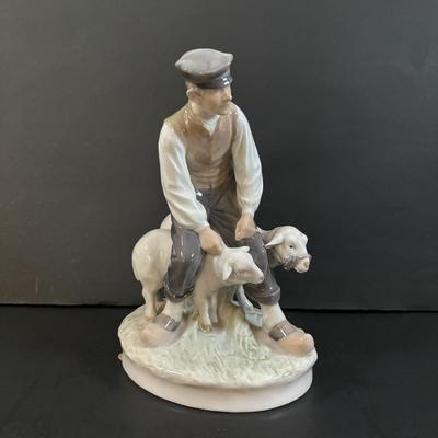 LOT 103: Royal Copenhagen Figuring #627: Shepherd w/Sheep