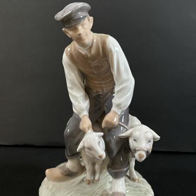 LOT 103: Royal Copenhagen Figuring #627: Shepherd w/Sheep
