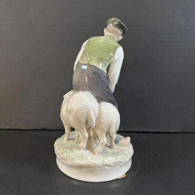 LOT 103: Royal Copenhagen Figuring #627: Shepherd w/Sheep