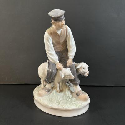 LOT 103: Royal Copenhagen Figuring #627: Shepherd w/Sheep