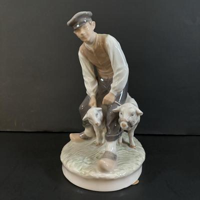 LOT 103: Royal Copenhagen Figuring #627: Shepherd w/Sheep