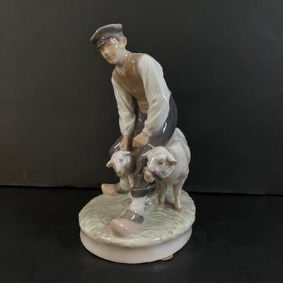 LOT 103: Royal Copenhagen Figuring #627: Shepherd w/Sheep