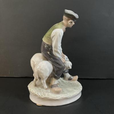 LOT 103: Royal Copenhagen Figuring #627: Shepherd w/Sheep