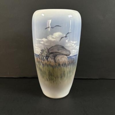 LOT 106: Royal Copenhagen Porcelain Dolmen Sea Gulls Vase #2694, c.1960s, 9.25"