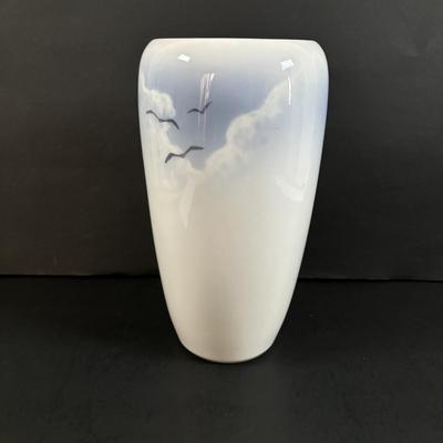 LOT 106: Royal Copenhagen Porcelain Dolmen Sea Gulls Vase #2694, c.1960s, 9.25"